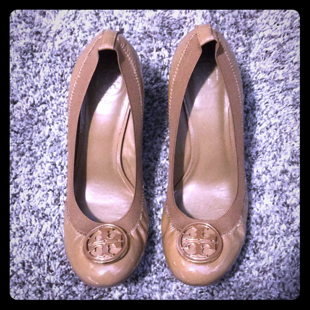 Tory Burch Caroline Wedge in Sand size 7.5